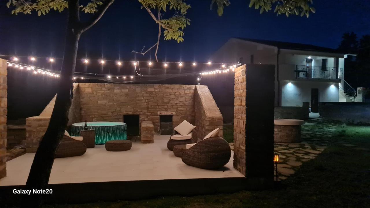코페르 Hisa Kapis With Hot Tube 아파트 외부 사진